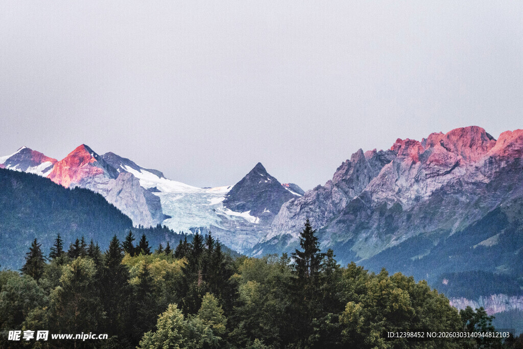 壮丽山景与森林景观