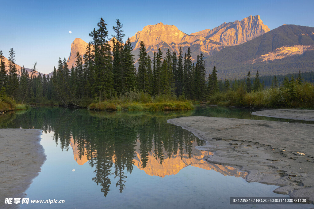 湖畔山林间的壮丽日落景观
