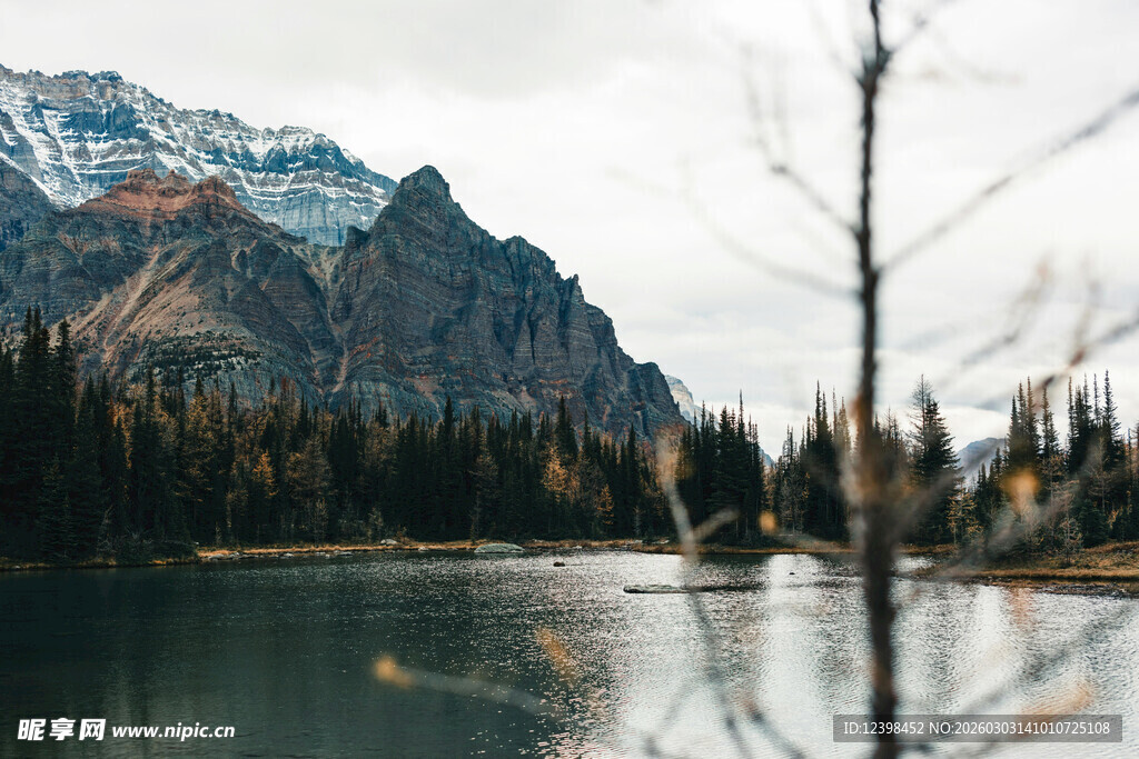 山间湖泊与壮丽雪山美景