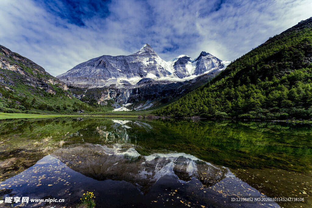 高山湖泊美景