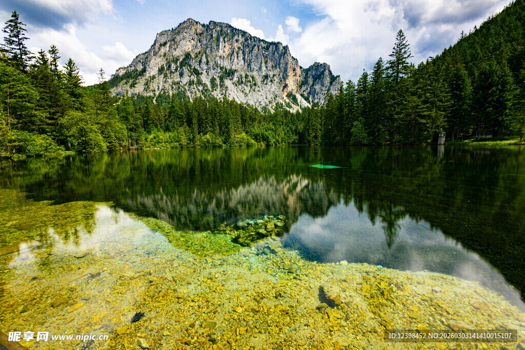 山间碧湖映翠林与山峦