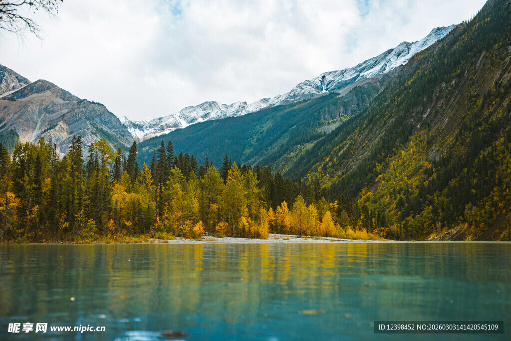 高山湖泊的绝美自然风光