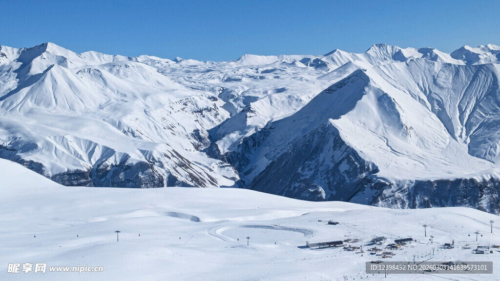 壮丽雪山景观