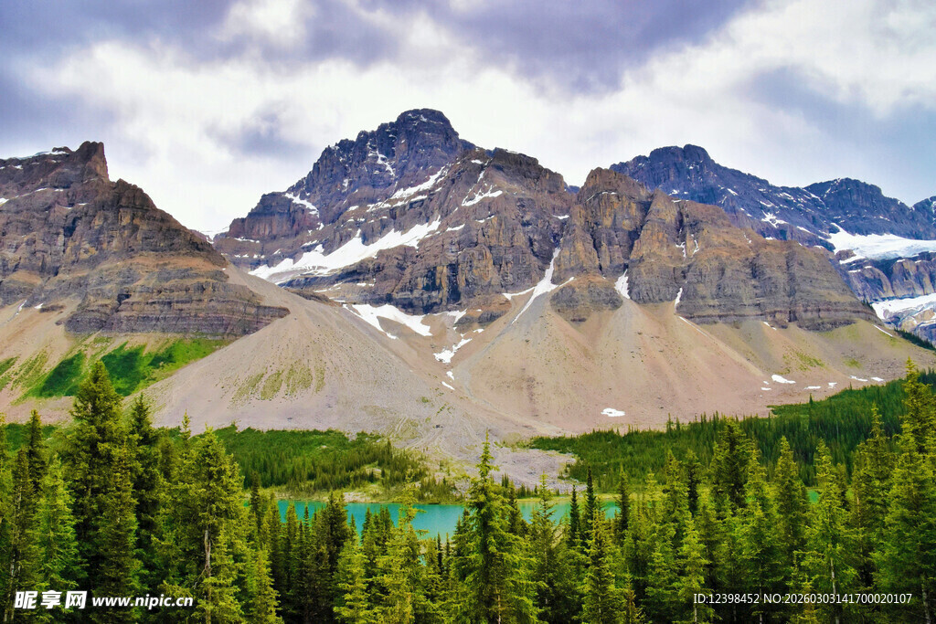 壮丽山景中的翠绿森林与湖泊