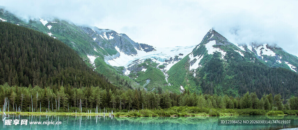 雪山下的碧绿湖畔风光