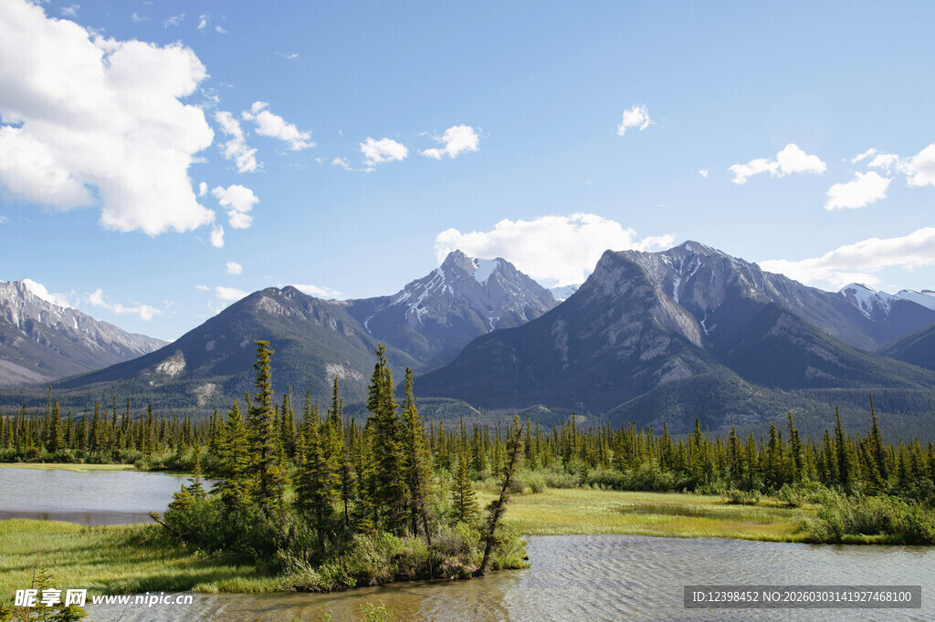 壮丽山河间的静谧湖泊