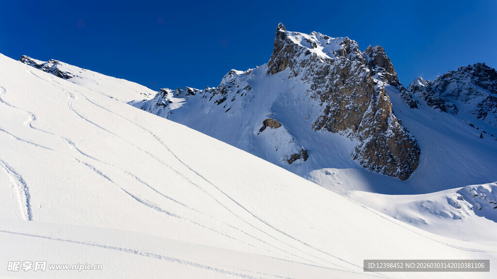 雪山滑雪场景