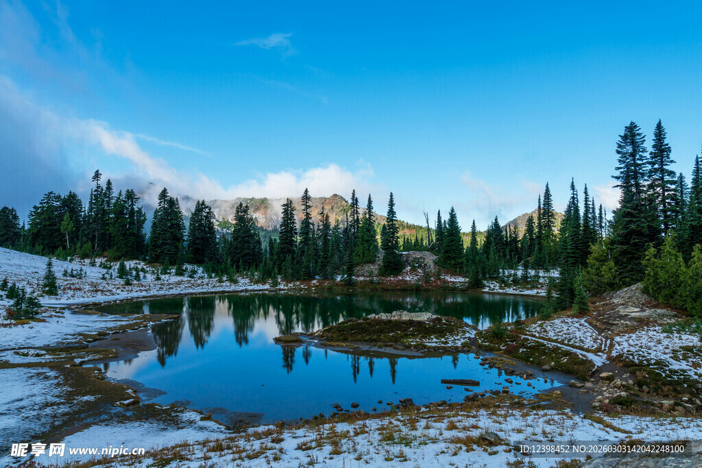 山间静谧湖泊风光