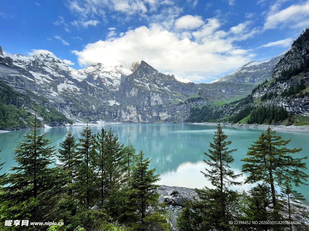 高山湖畔美景