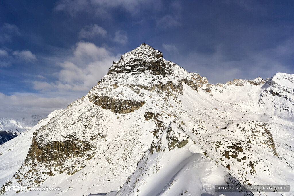 巍峨雪山壮丽景致