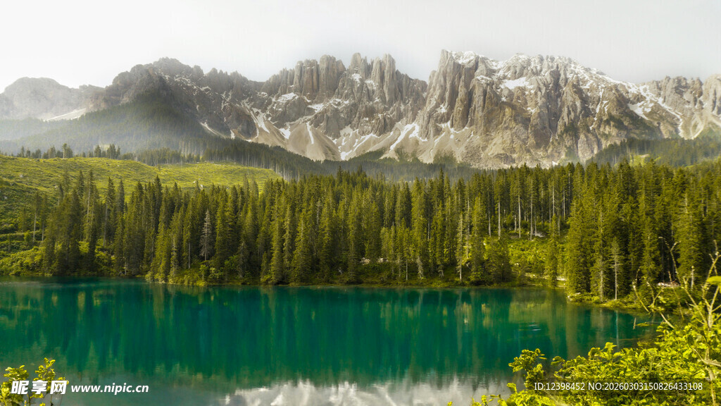 高山下的翠绿湖泊美景
