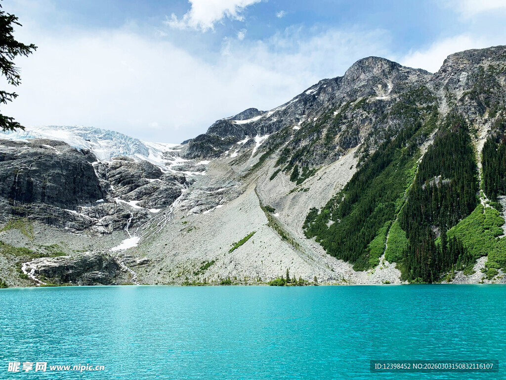 高山蓝湖壮丽自然景观