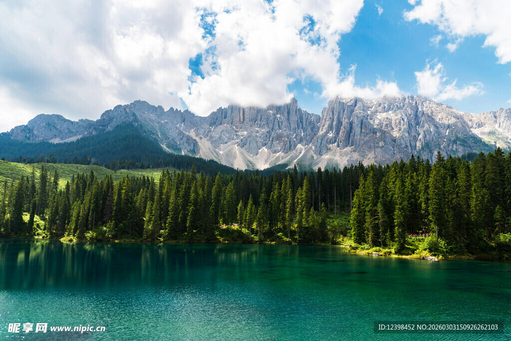 高山湖畔美景
