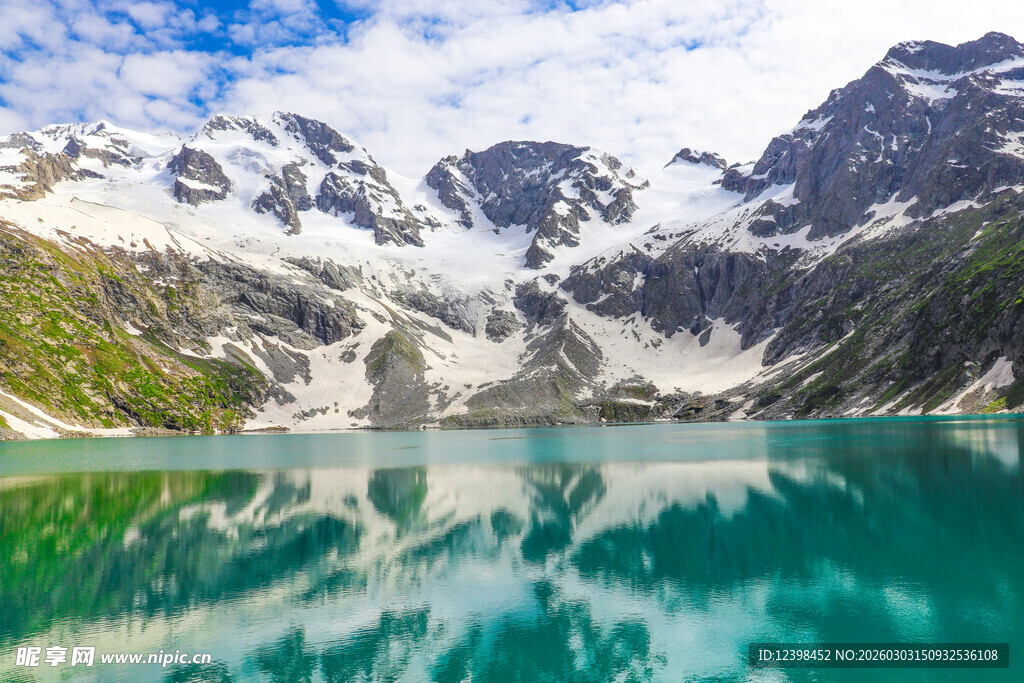 高山湖泊美景
