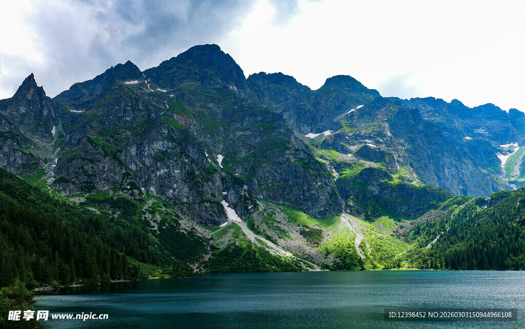 高山湖泊壮丽自然景观