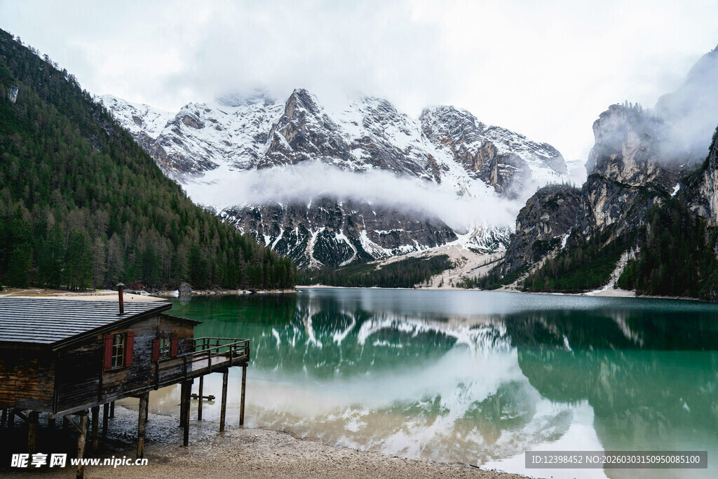 山间湖畔静谧小屋美景