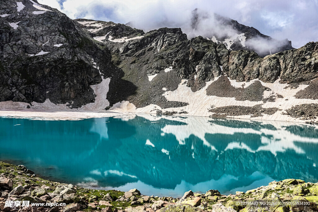 高山蓝湖壮丽美景