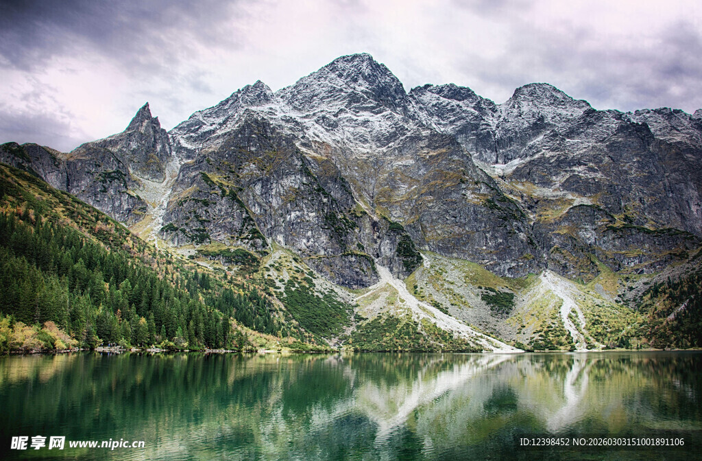 高山湖泊美景