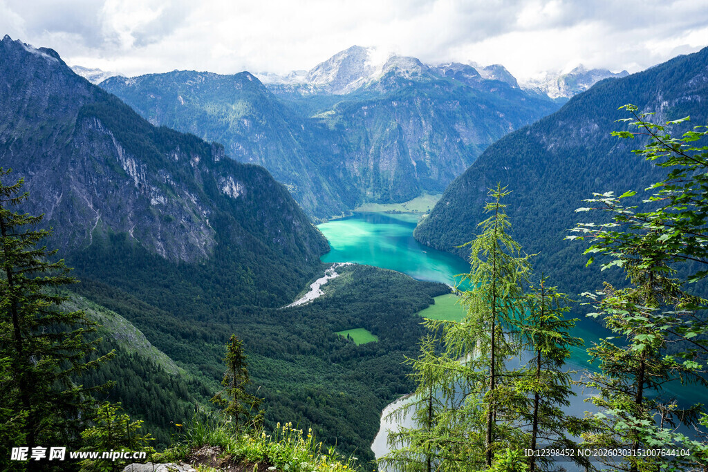 高山间的碧绿湖泊美景