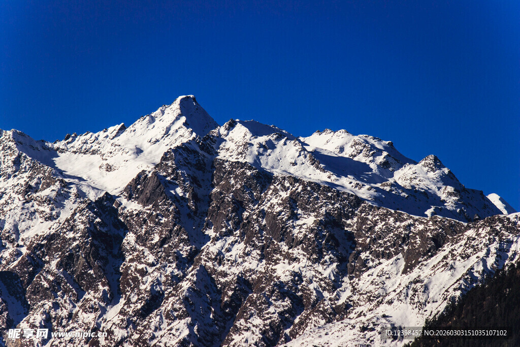巍峨雪山