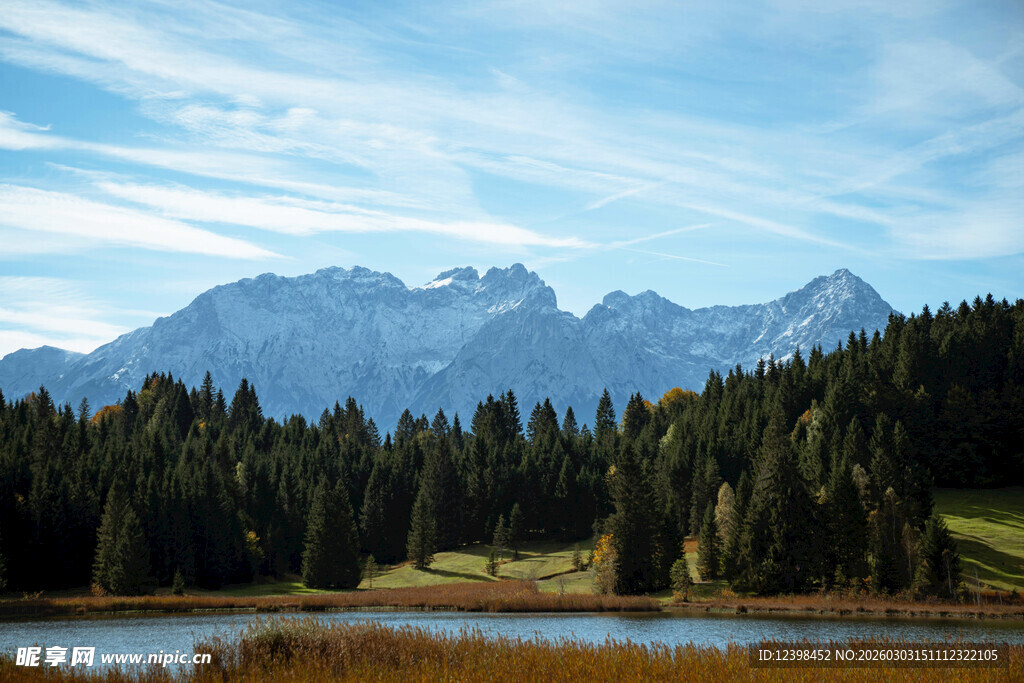 湖畔山林间的壮美山脉
