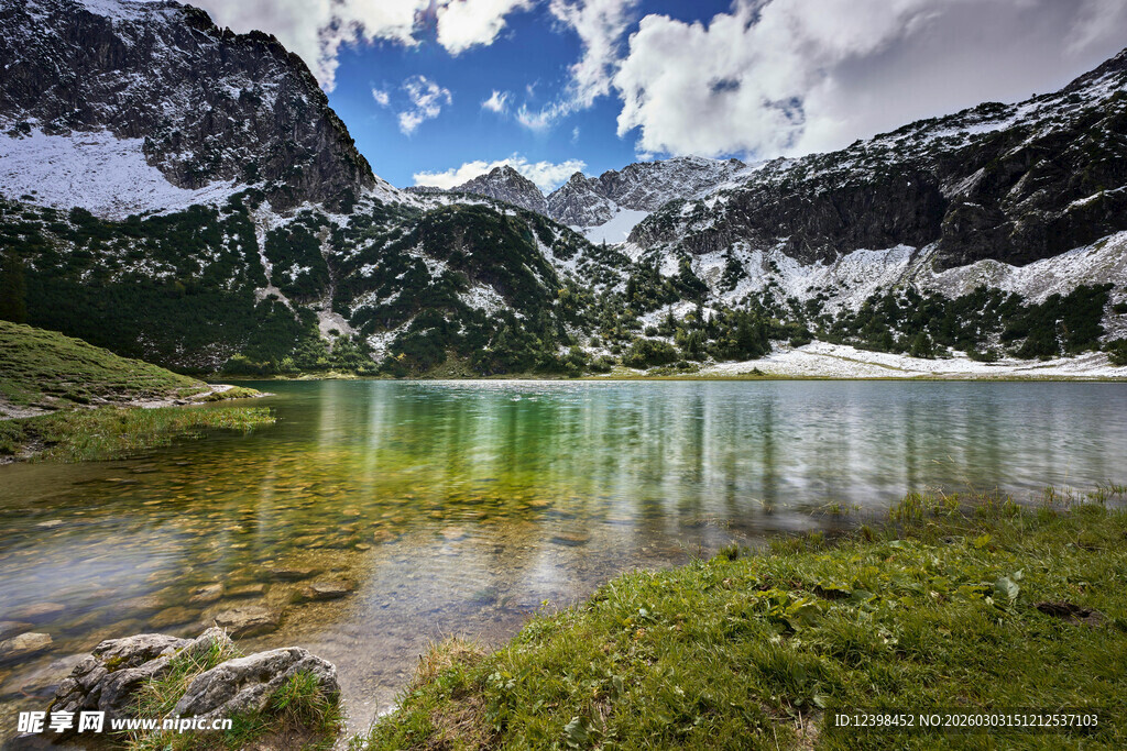高山湖畔美景