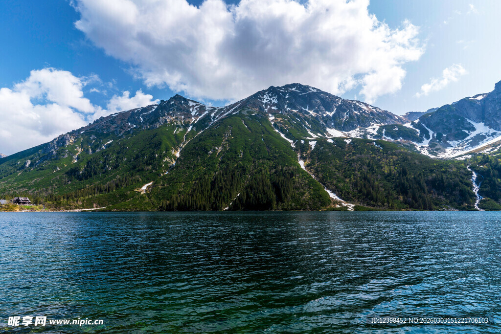 高山湖泊美景