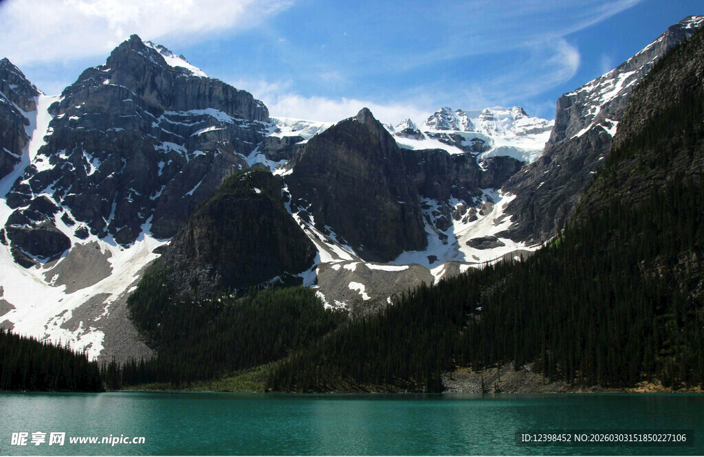 雪山下的碧绿湖泊