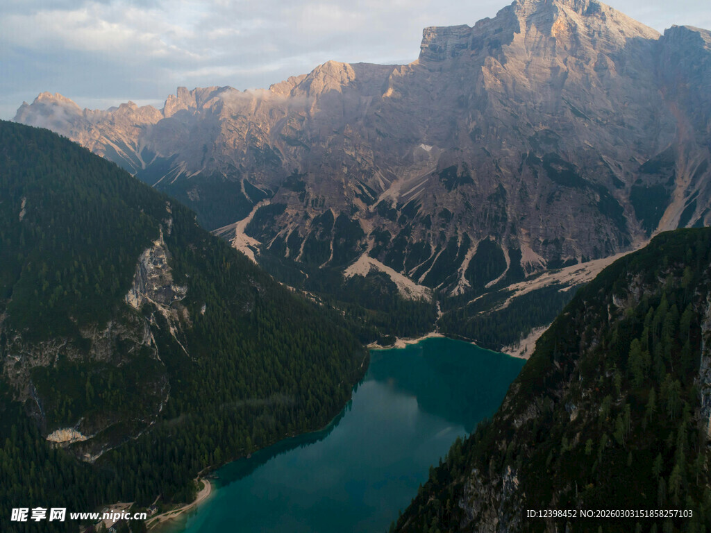 高山湖泊壮丽自然景观