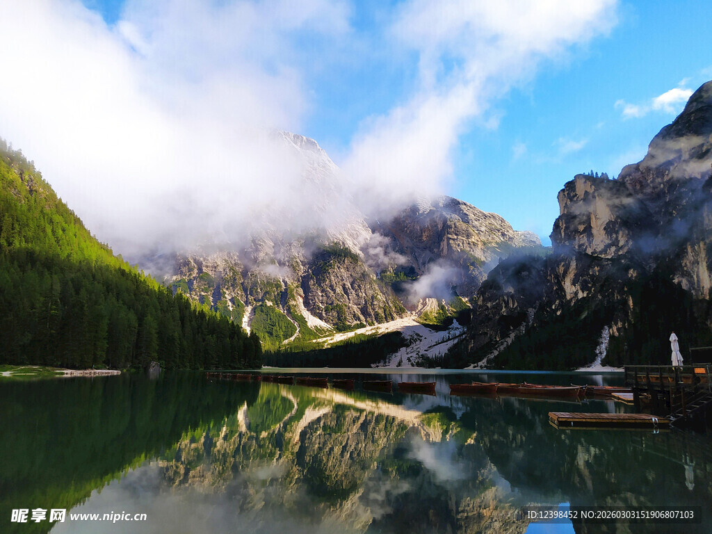 山间湖泊美景倒映如画