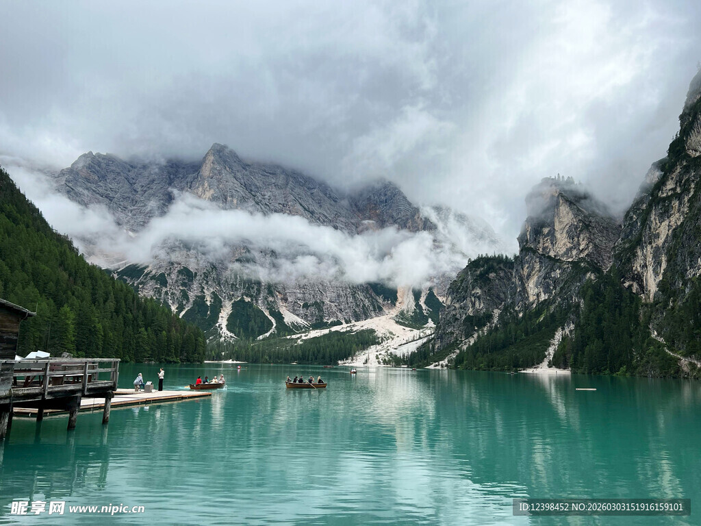 高山湖泊的静谧山水风光