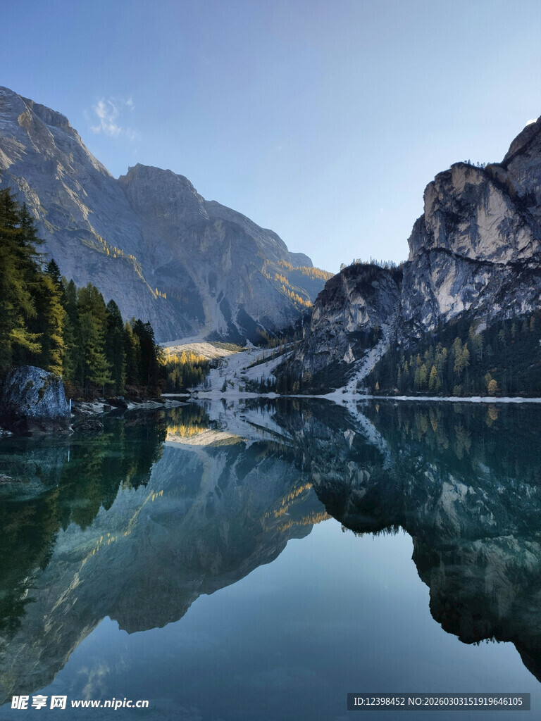 宁静山水倒影美景