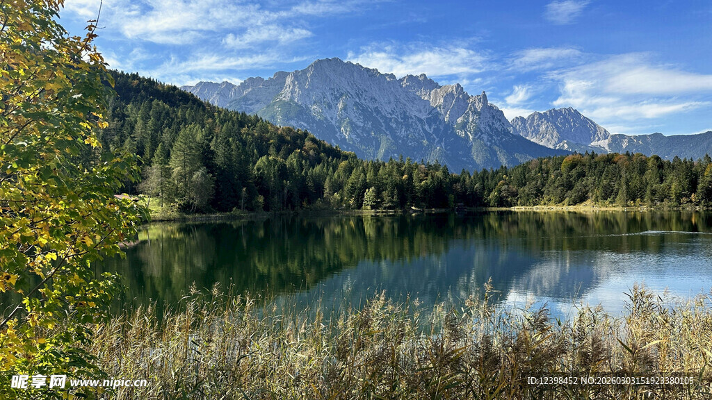 湖畔青山美景