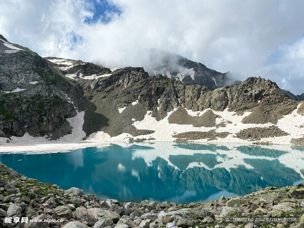 高山蓝湖美景