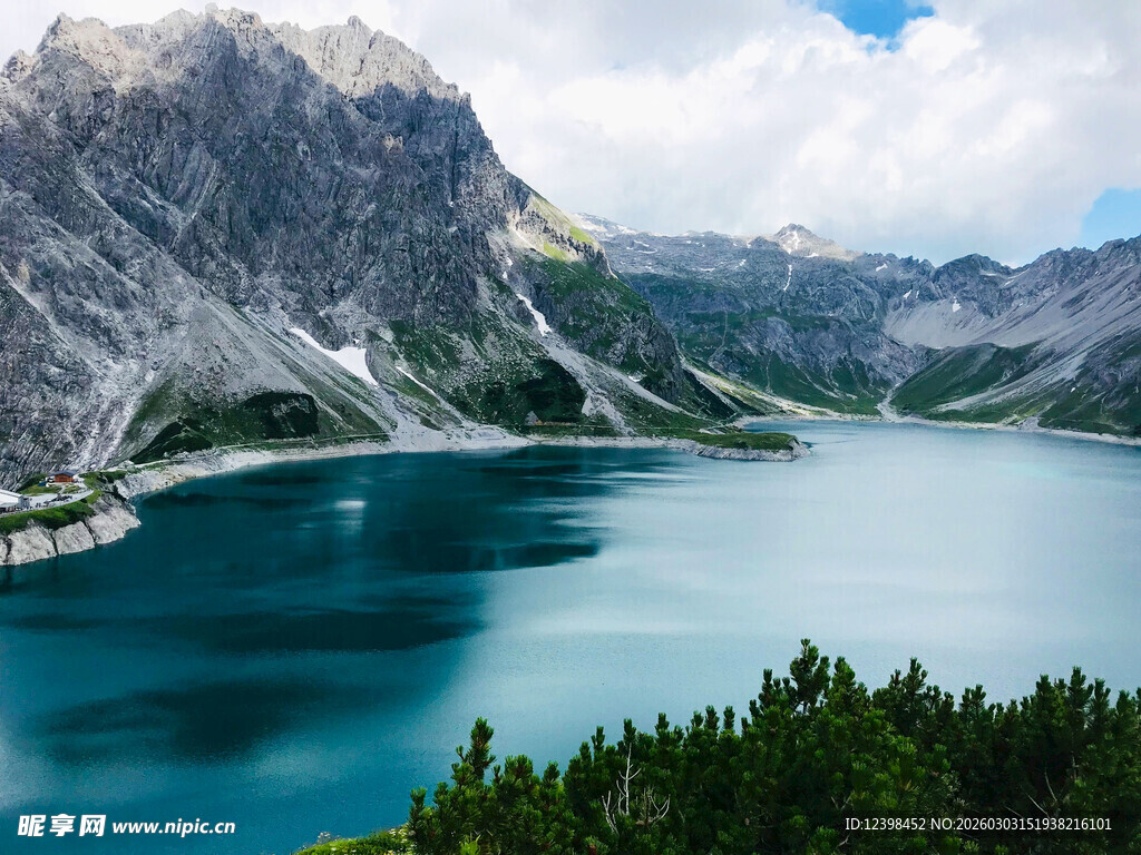 高山蓝湖美景