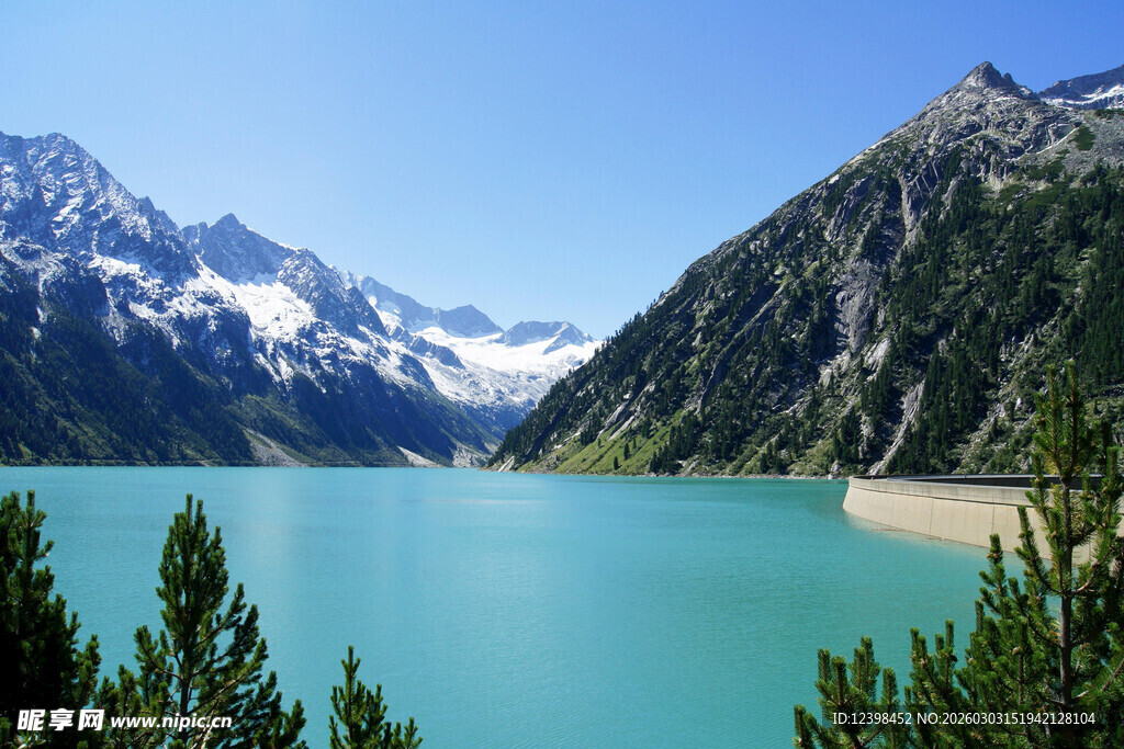 高山下的碧绿澄澈湖泊