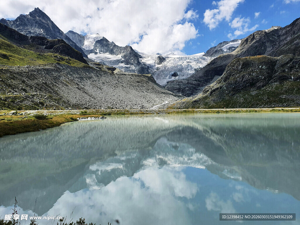 高山湖畔美景