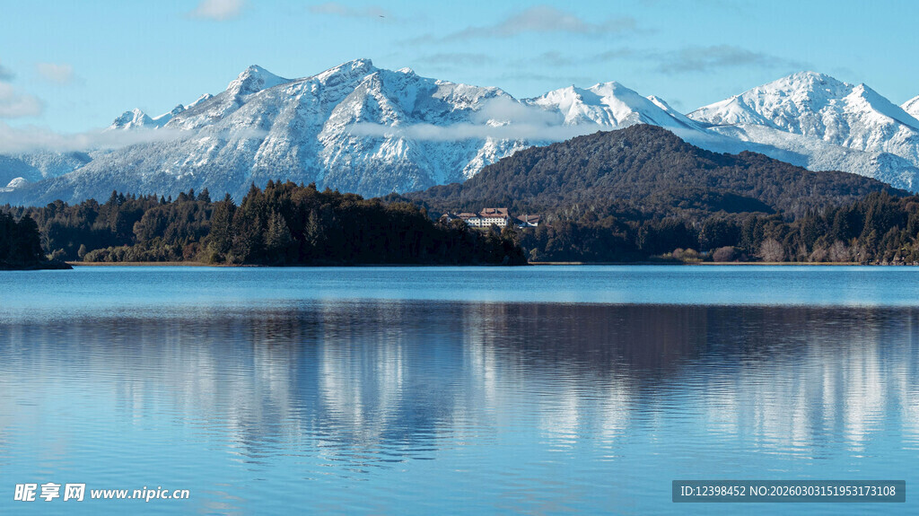 宁静湖畔雪山倒影美景