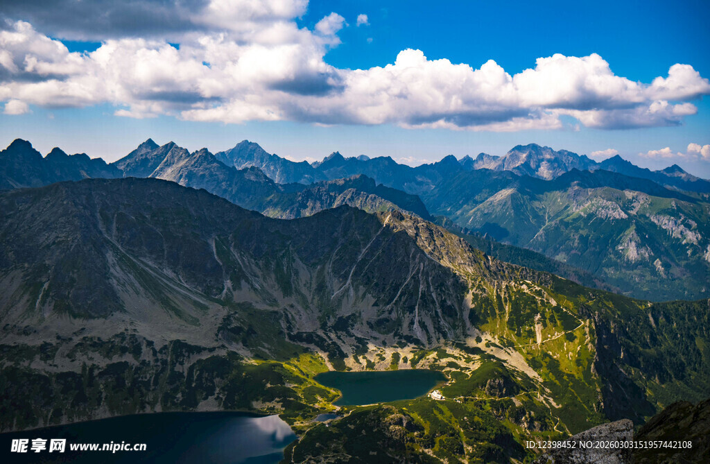 壮丽山景与蓝天白云湖泊