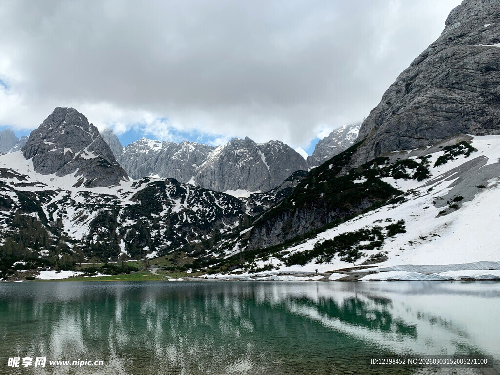 雪山下的静谧湖泊