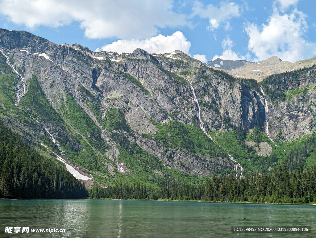 高山湖畔美景