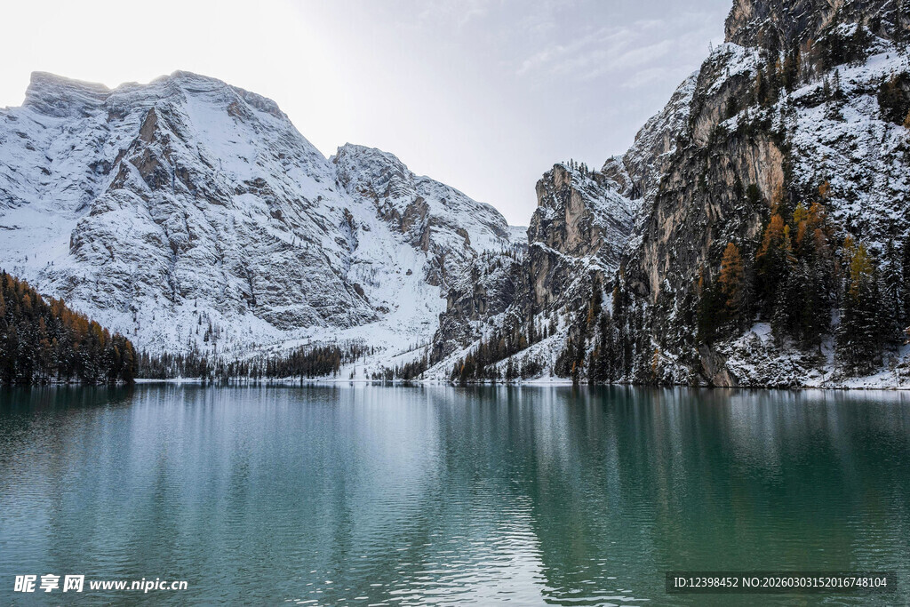 雪山下的静谧碧绿湖泊