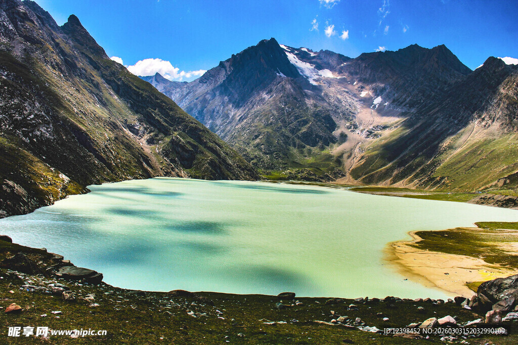 高山间的碧绿澄澈湖泊