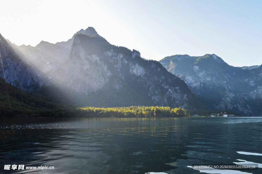 湖光山色间的壮丽自然景观