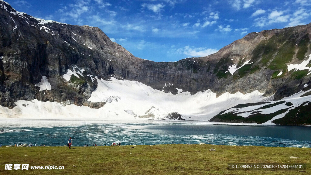高山湖泊壮丽自然景观