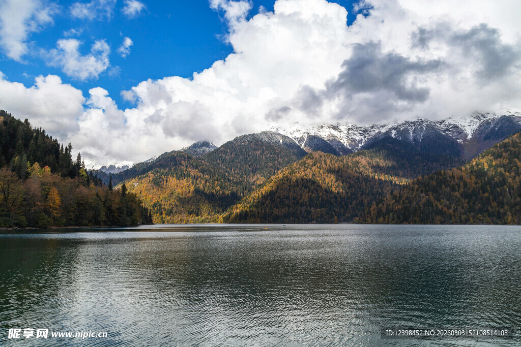山间湖泊美景