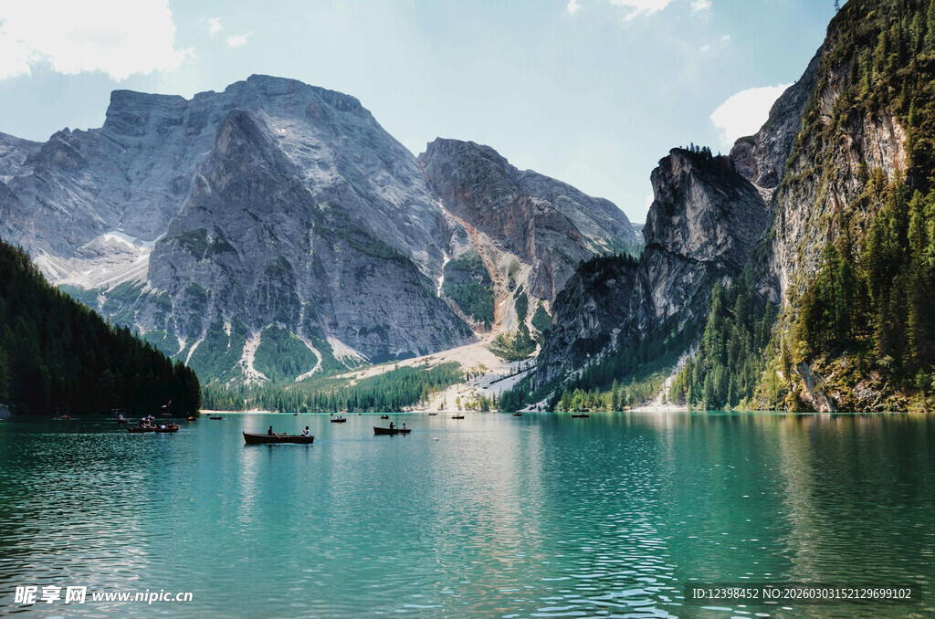 秀丽山水间的静谧湖泊