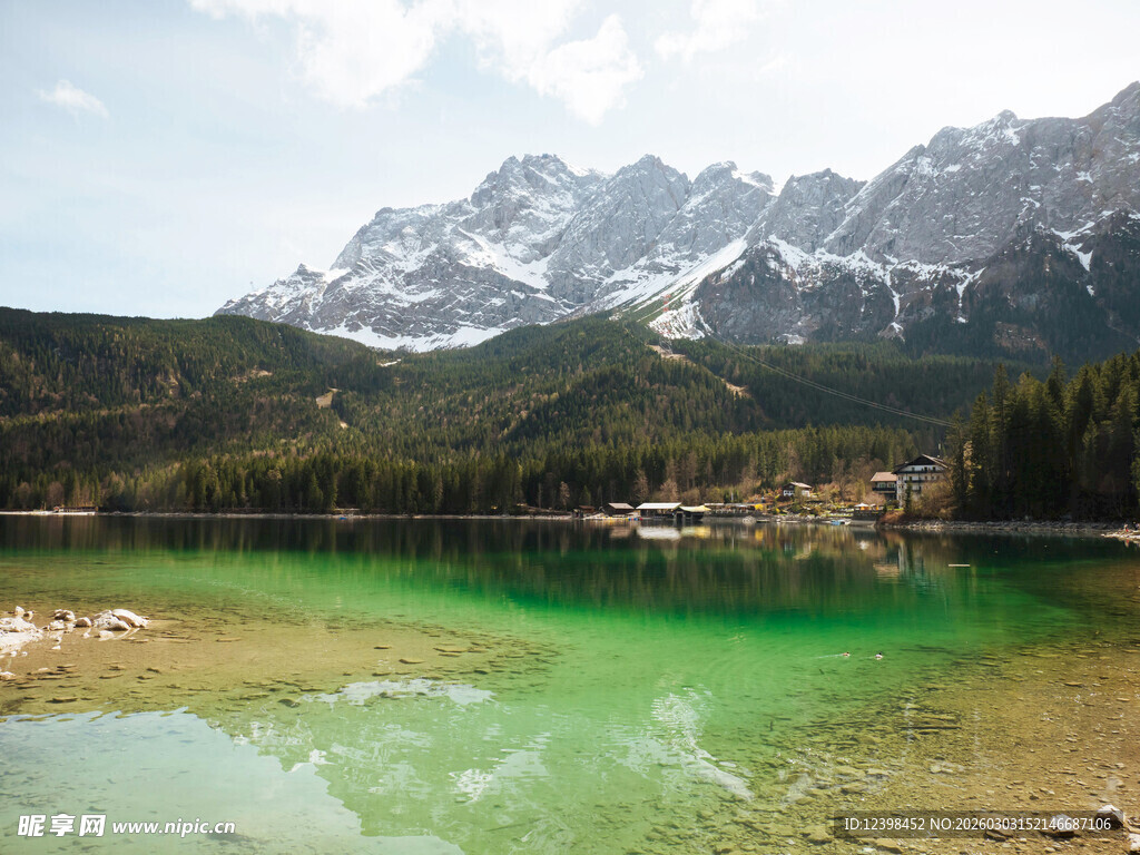 翠绿湖水旁的雪山美景