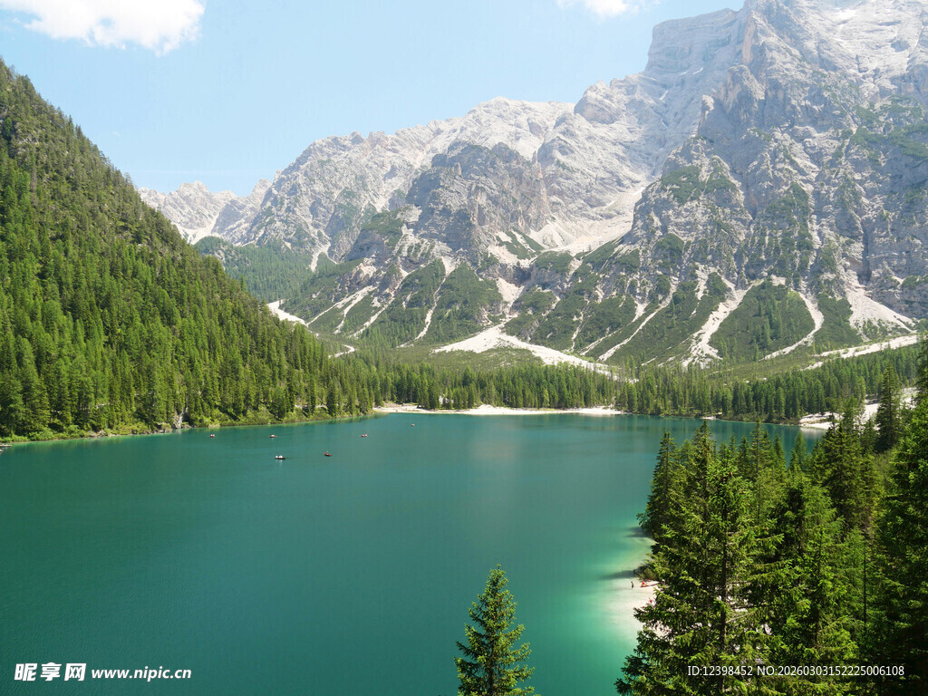 高山环抱的碧绿湖泊