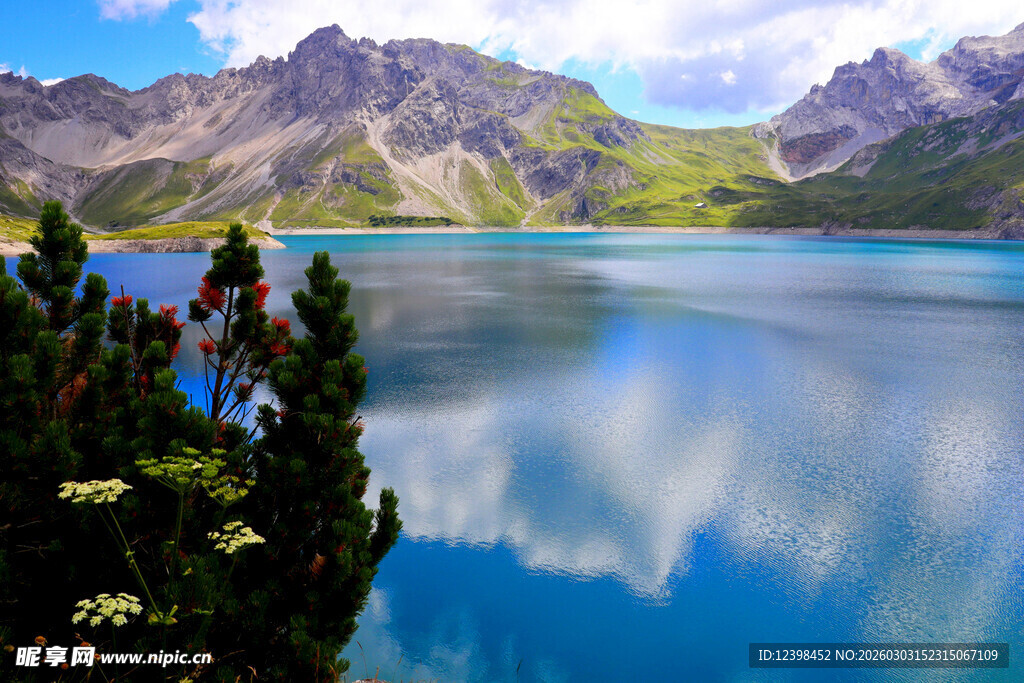 美丽高山湖泊自然风光